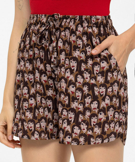 Desenli Yırtmaçlı Kısa Şort