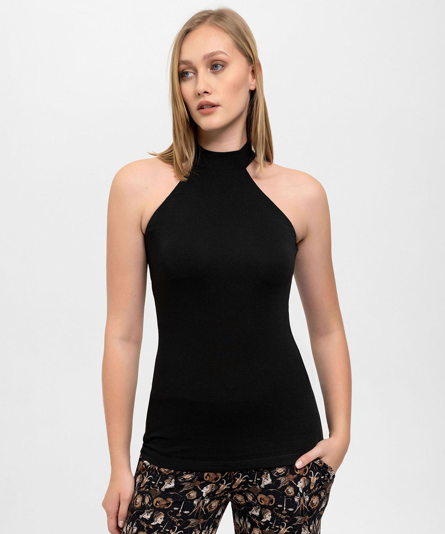 Boğazlı Siyah Halter Top