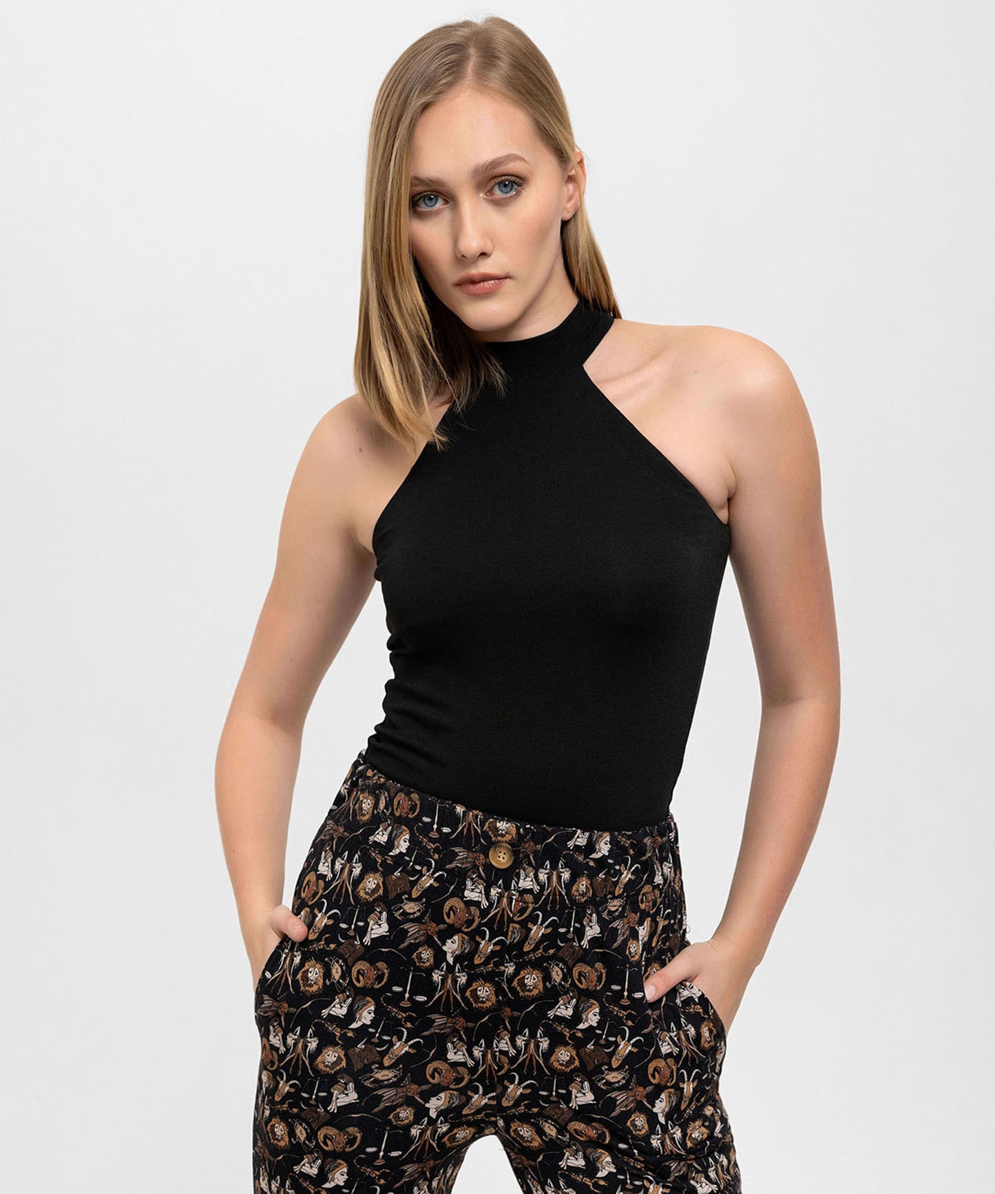 Boğazlı Siyah Halter Top