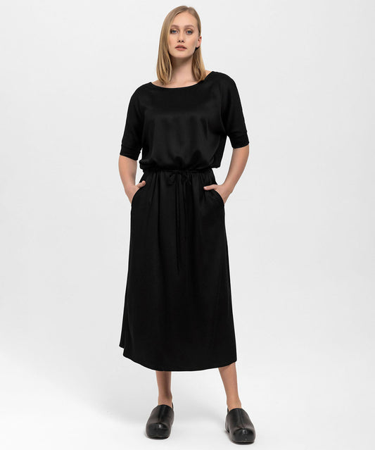 Belden Büzgülü Dökümlü Siyah Saten Elbise